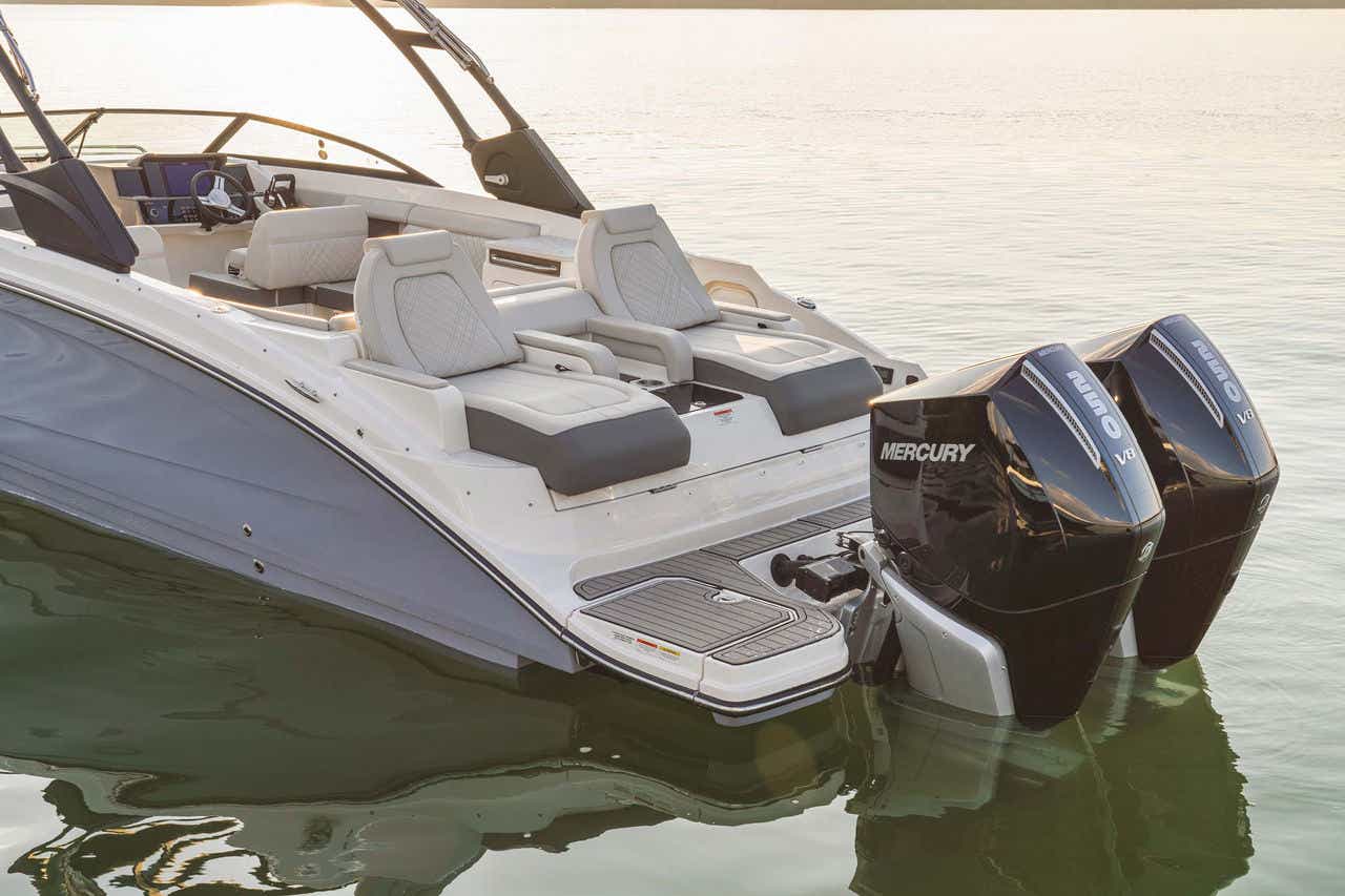 SDX 290 Outboard engines, swim platform and transom loungers