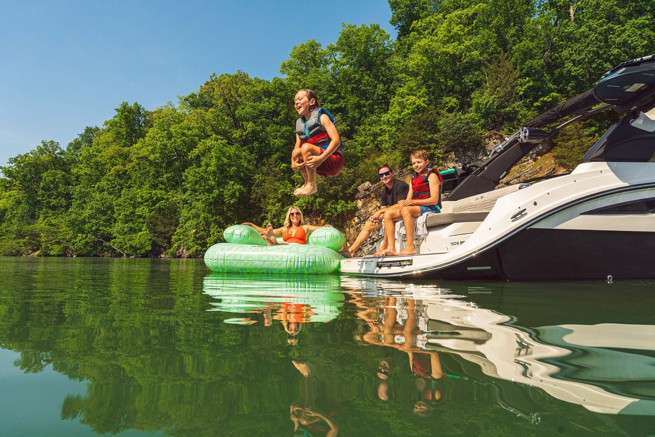Explore the SDX 230 Surf | Sea Ray Global