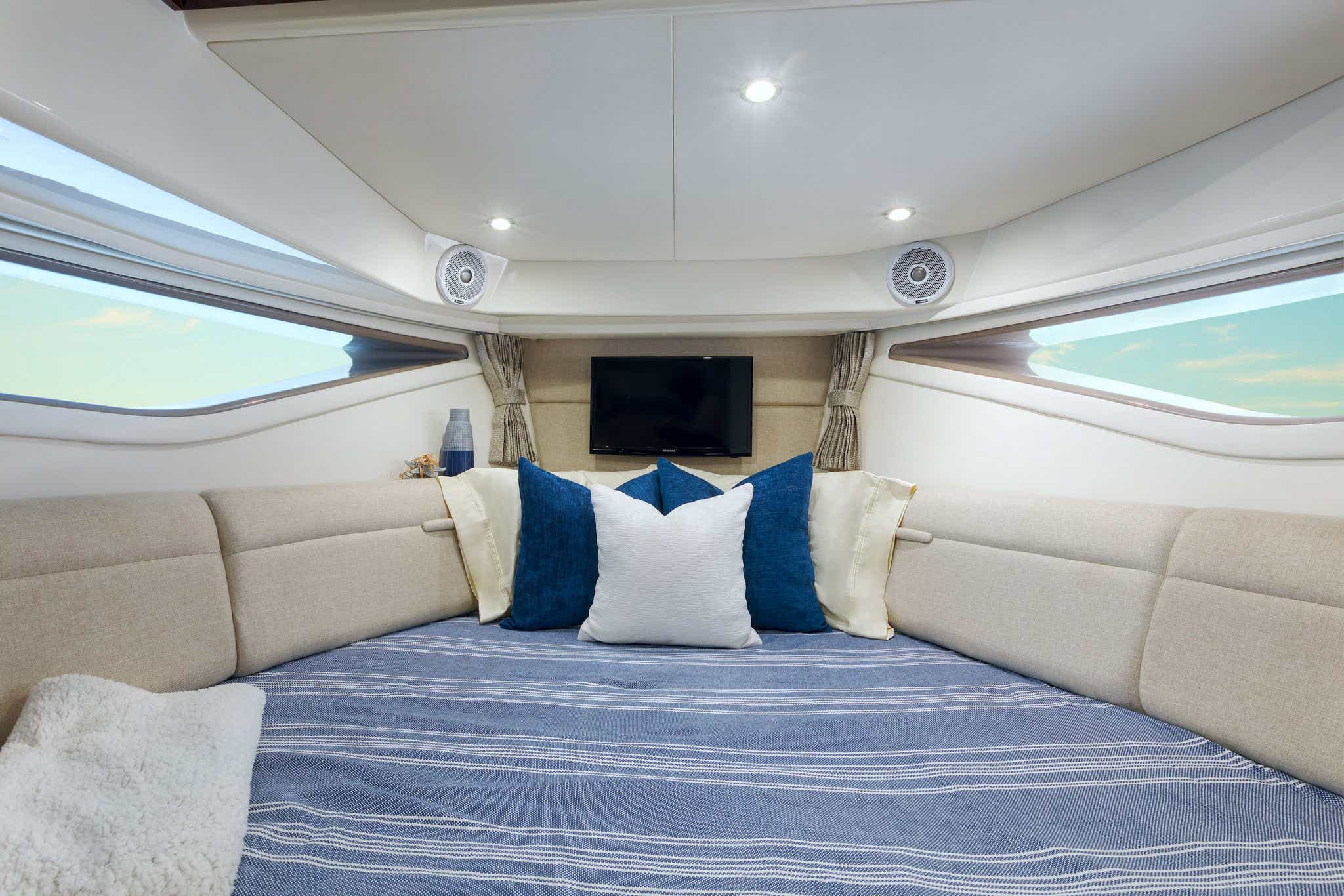 2024 Sundancer 320 Outboard cabin V berth with TV