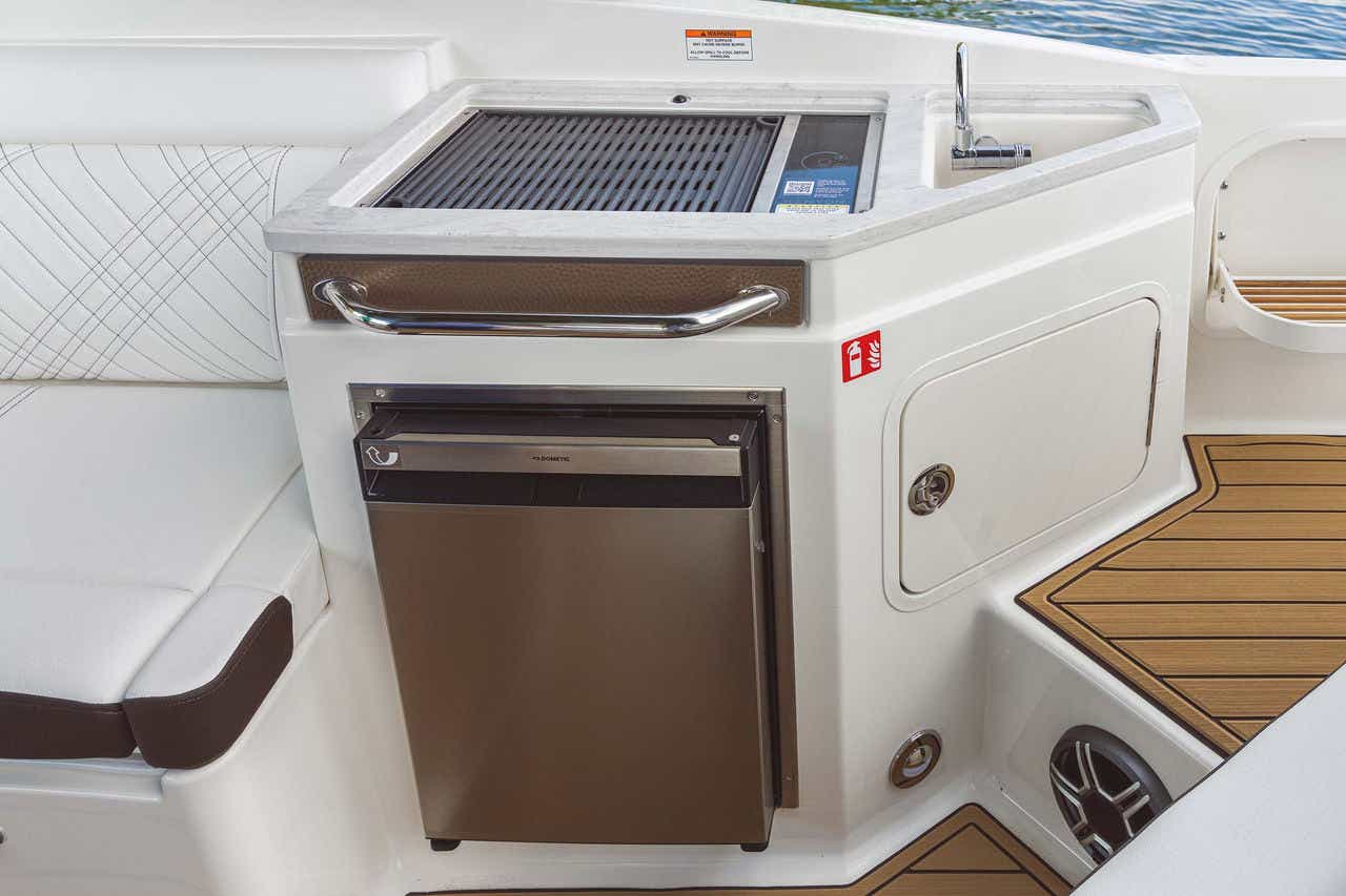 SDX 290 wet bar with grill and refrigerator