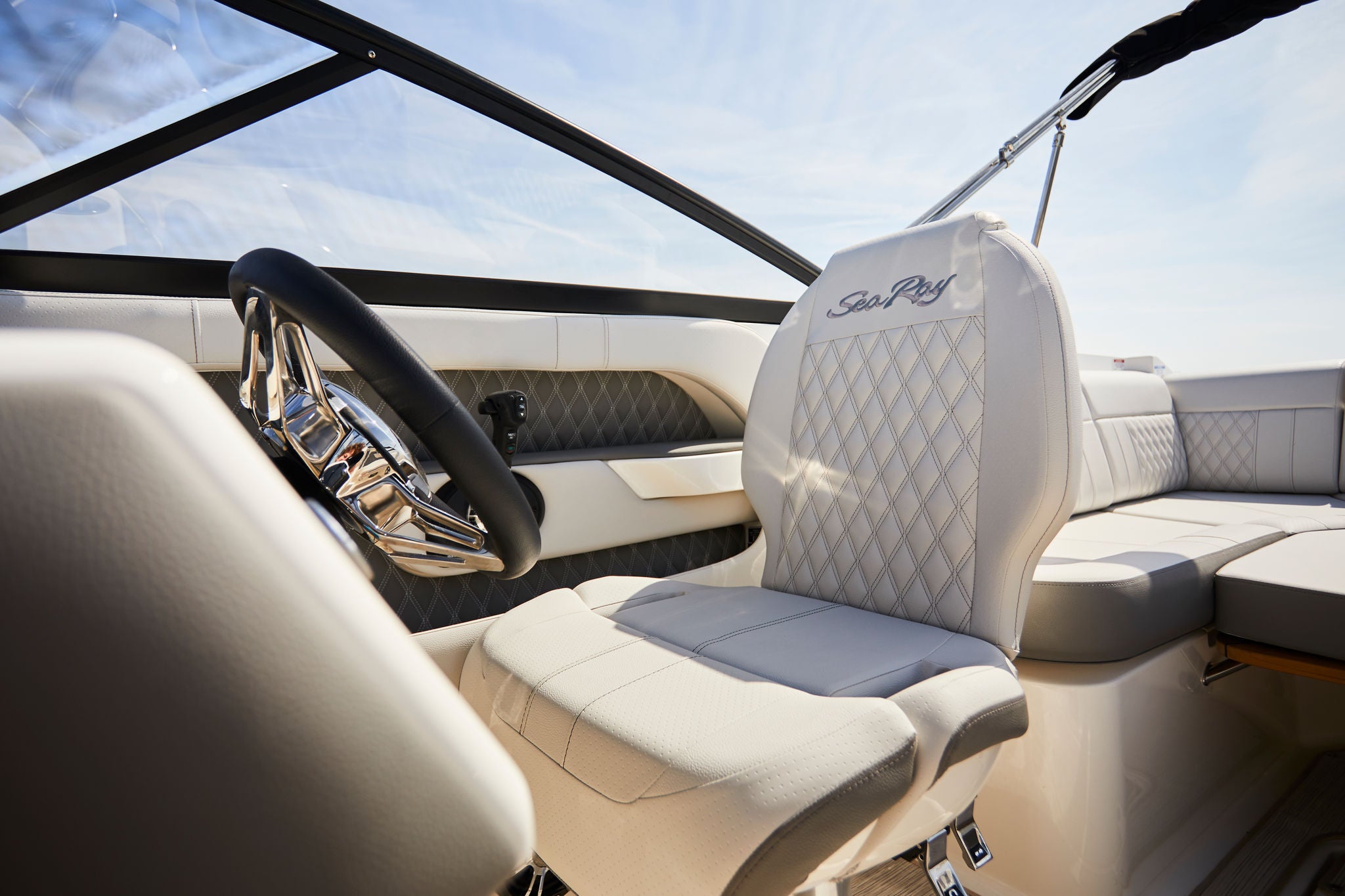 Sea Ray SLX 250 swim platform under water