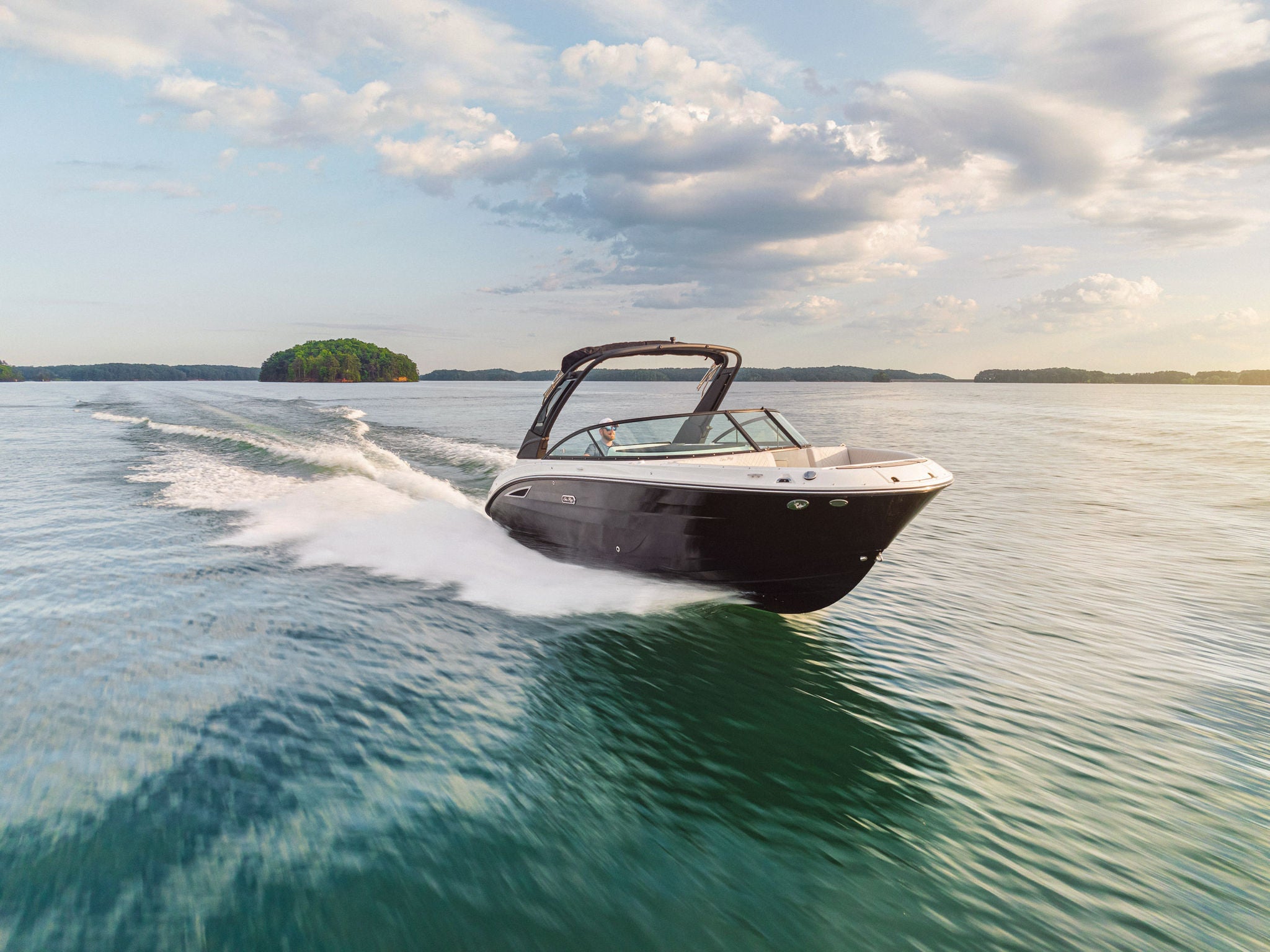 Explore the SDX 250 Sterndrive | Sea Ray US