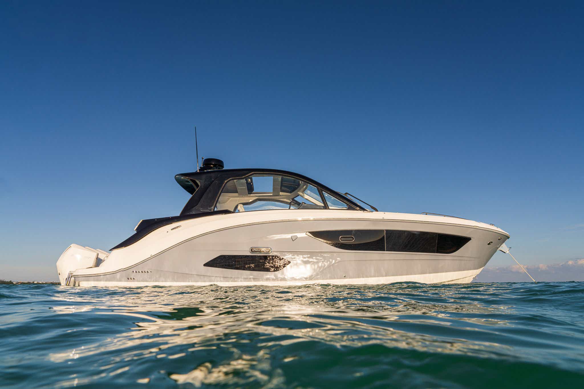 2024 Sundancer 370 Outboard starboard profile