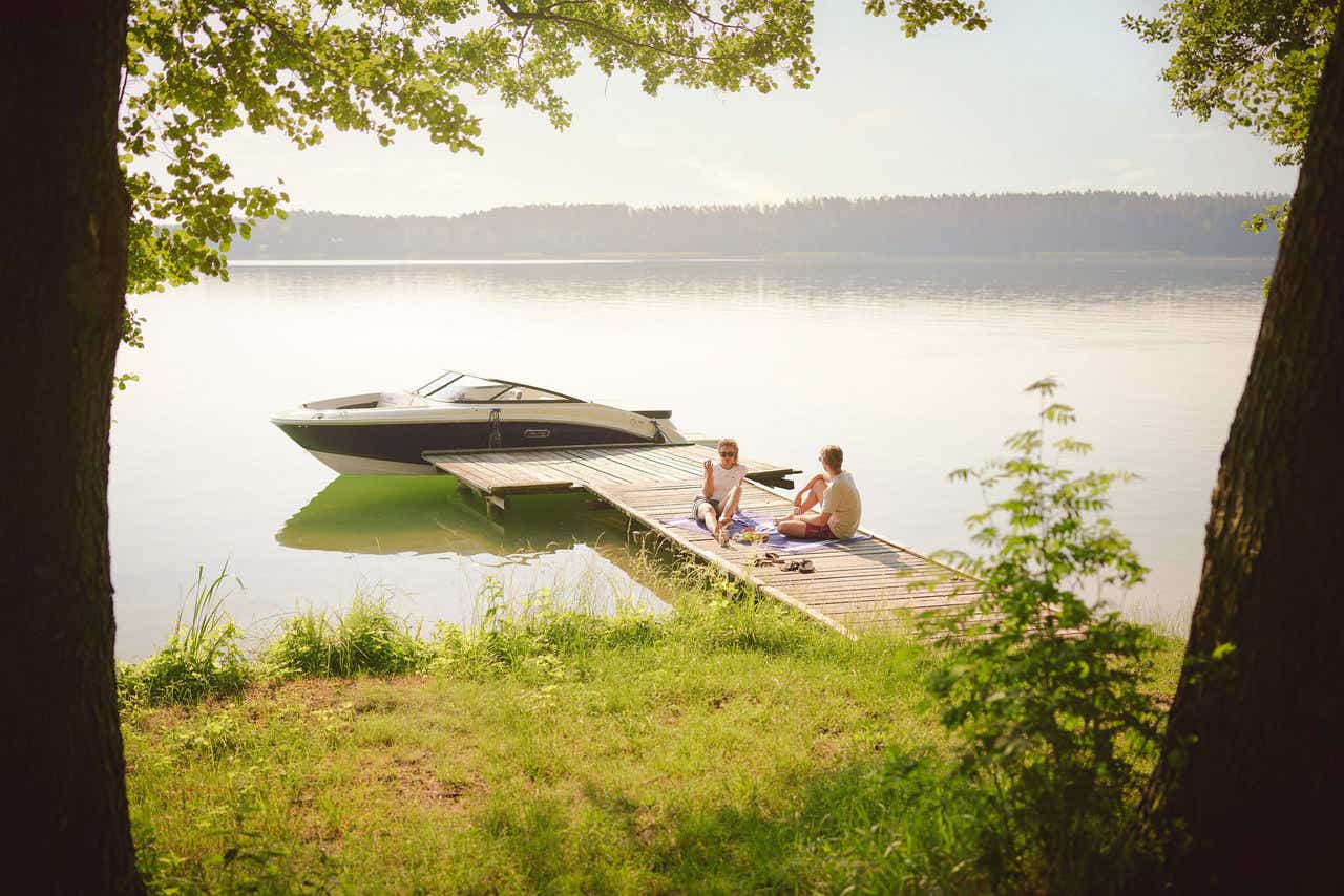 Couple eating on a dock next to an SPX 190