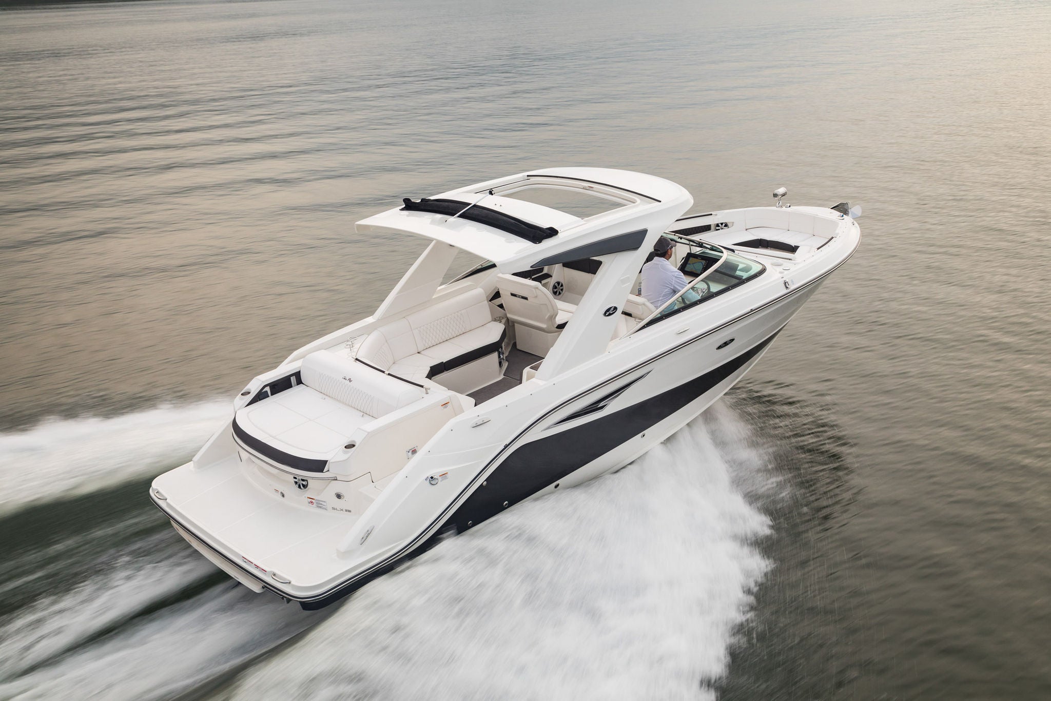 Explore the SLX 310 Sterndrive | Sea Ray US