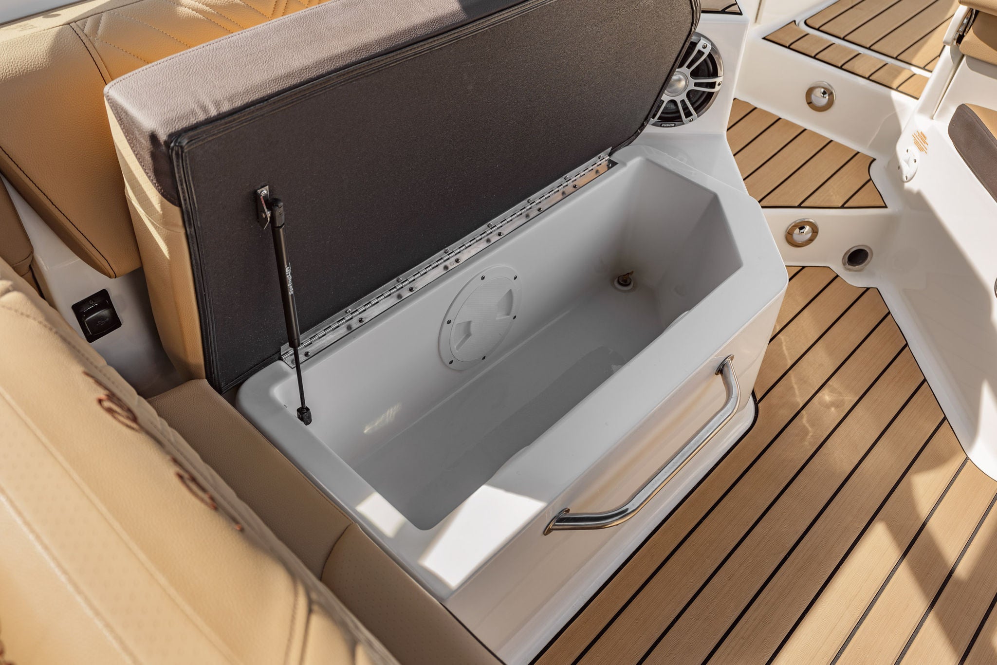 Explore the SDX 270 Sterndrive | Sea Ray Global