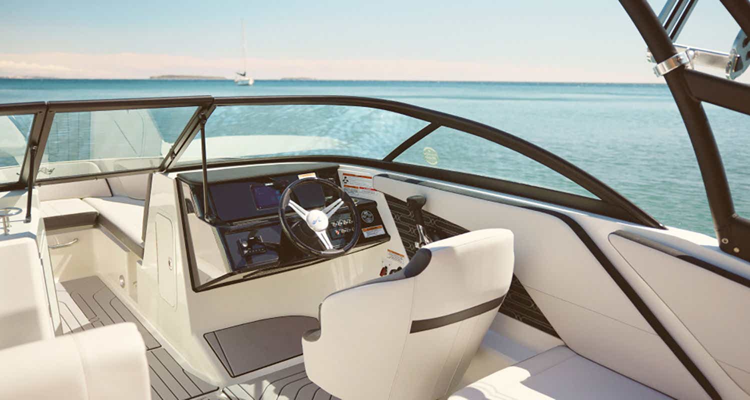 Sea Ray SPX 210 helm