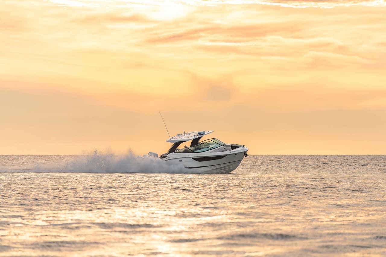 SLX 360 Outboard running starboard bow three quarter