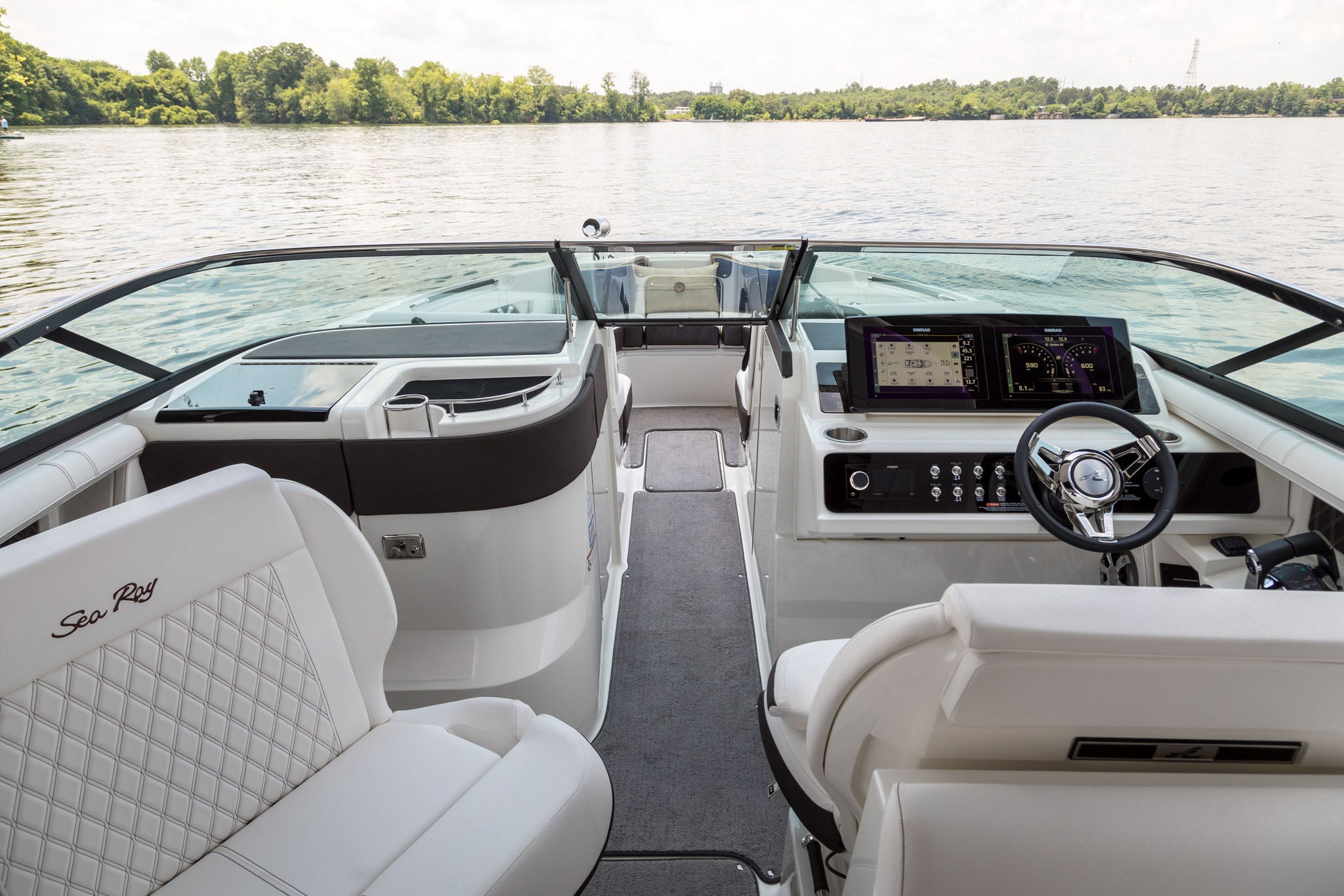 Explore the SLX 310 Sterndrive | Sea Ray US
