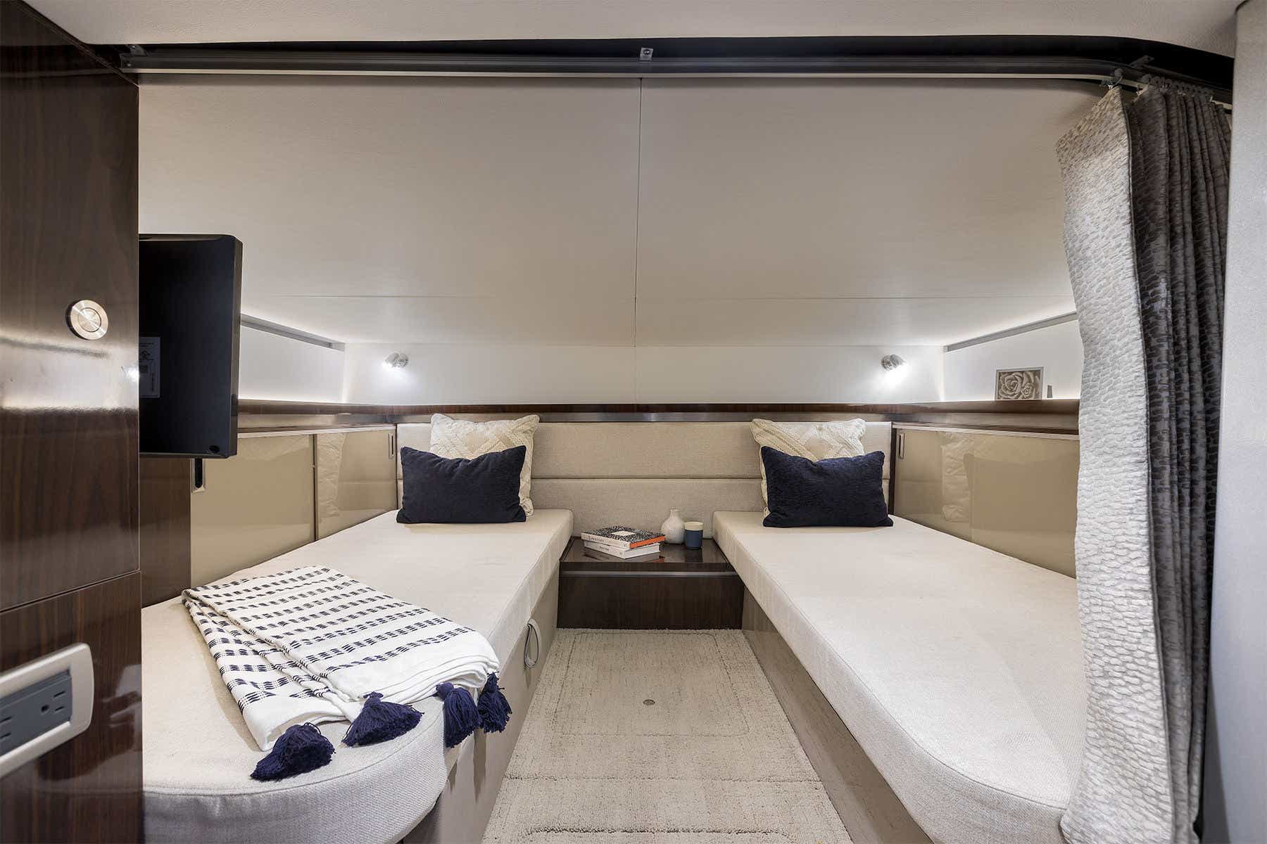 Sea Ray Sundancer 320 cabin bed