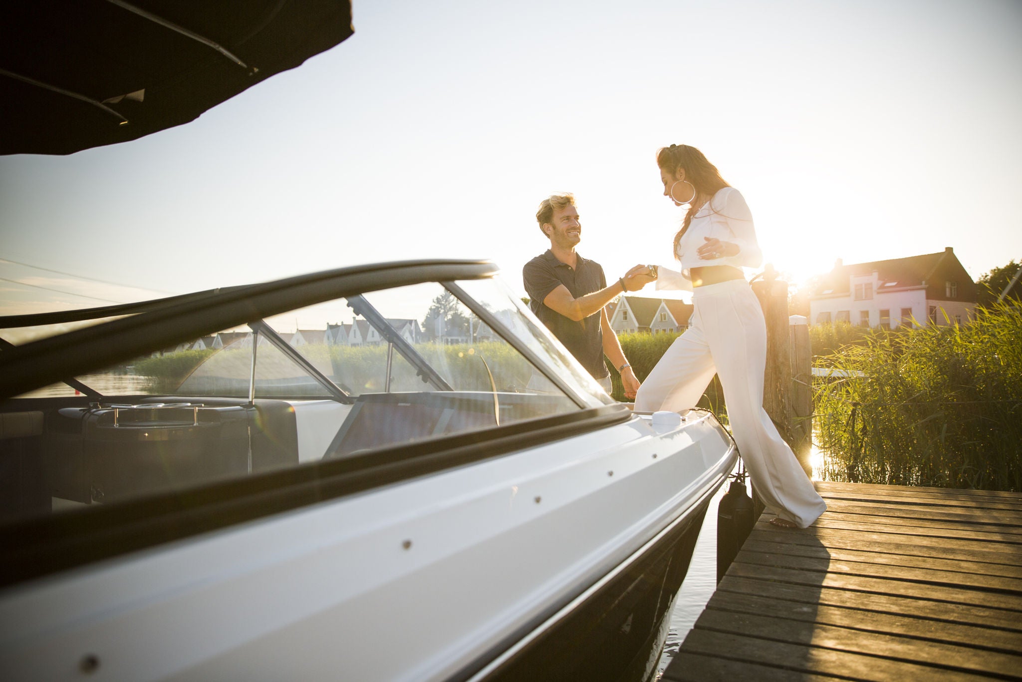 Sea Ray SLX 250 couple Boarding