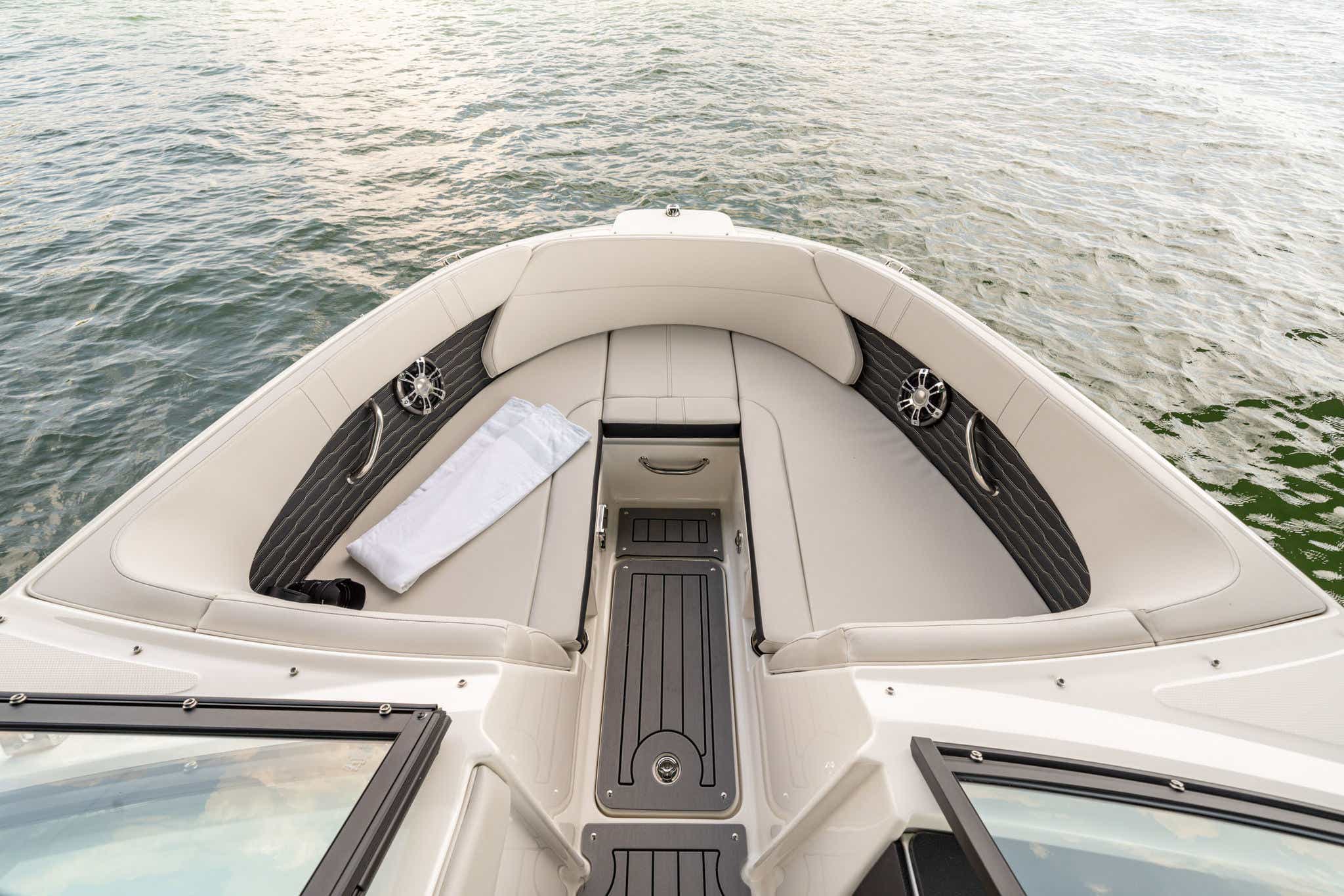 2024 SPX 230 Outboard bow seating