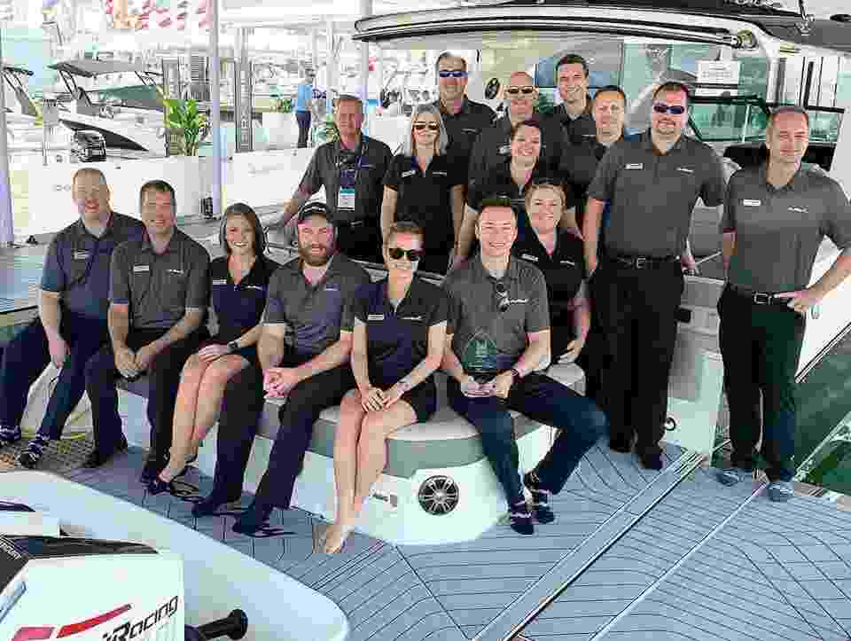 innovation-award-SLX-R-400-e-Outboard-group-aboard-boat