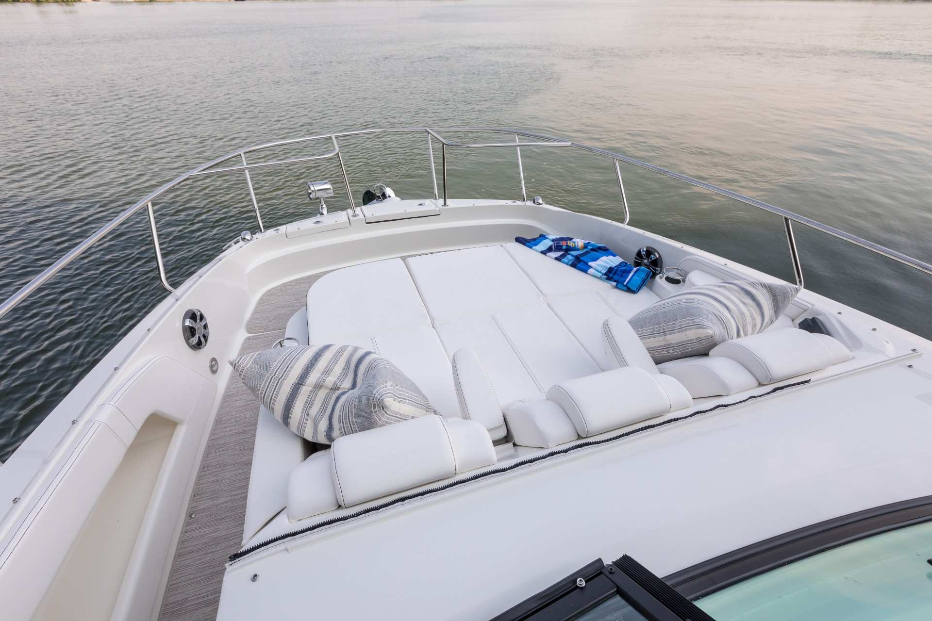 Sundancer 320 Outboard bow seating
