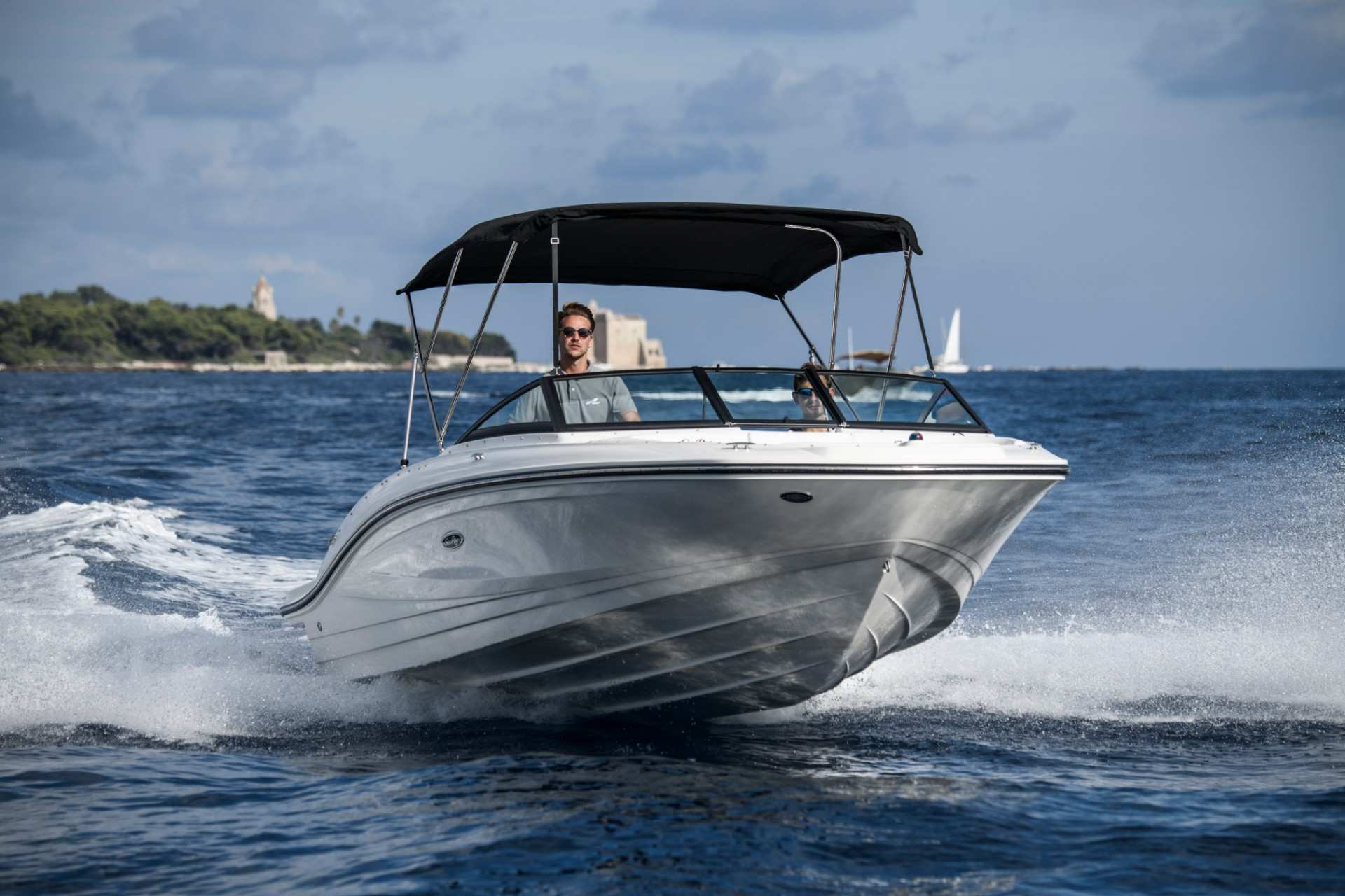 SPX 210 Outboard Europe running bow