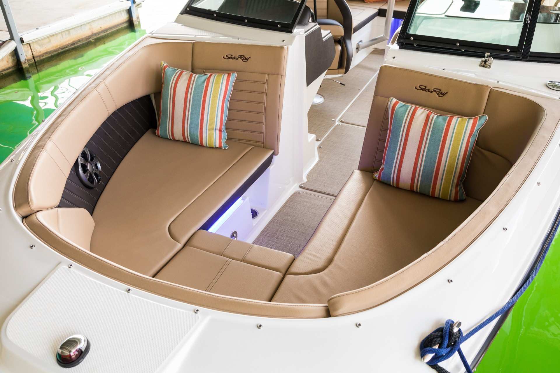 SPX 230 Outboard bow seating