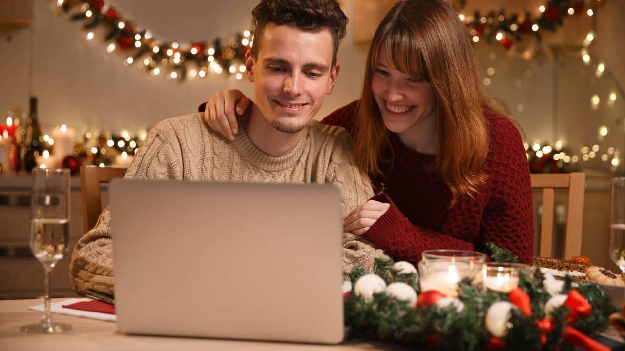  couple-laptop-holidays