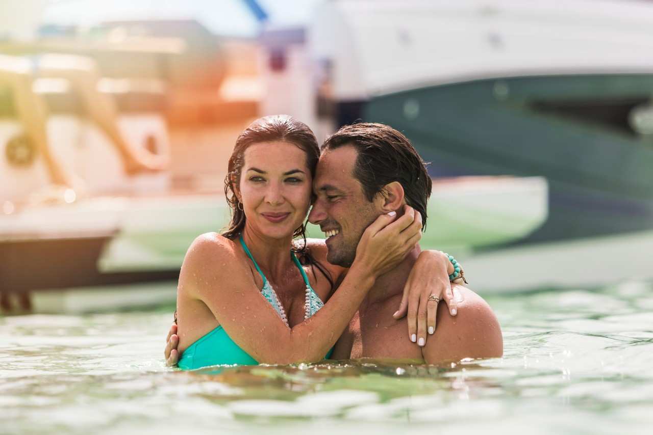 SLX-400-Outboard-swim-terrace-couple-lifestyle