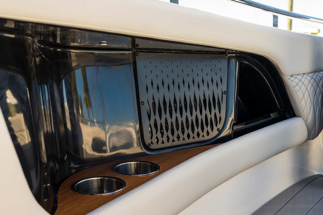 Sundancer 370 Outboard design panels cup holders