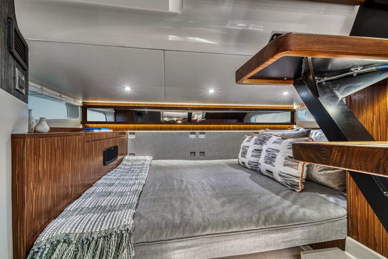 Sundancer 370 Outboard mid berth bed