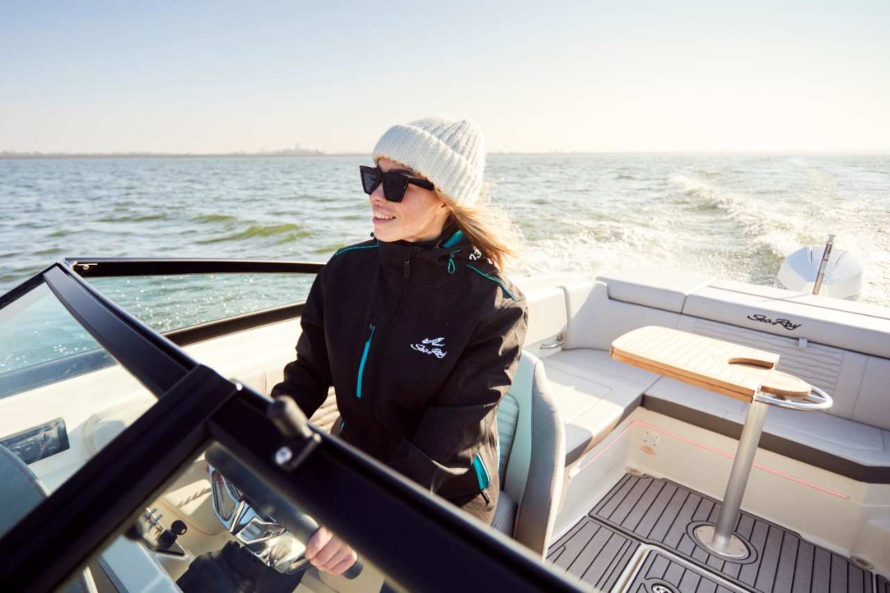 SPX 230 Outboard Europe woman at helm