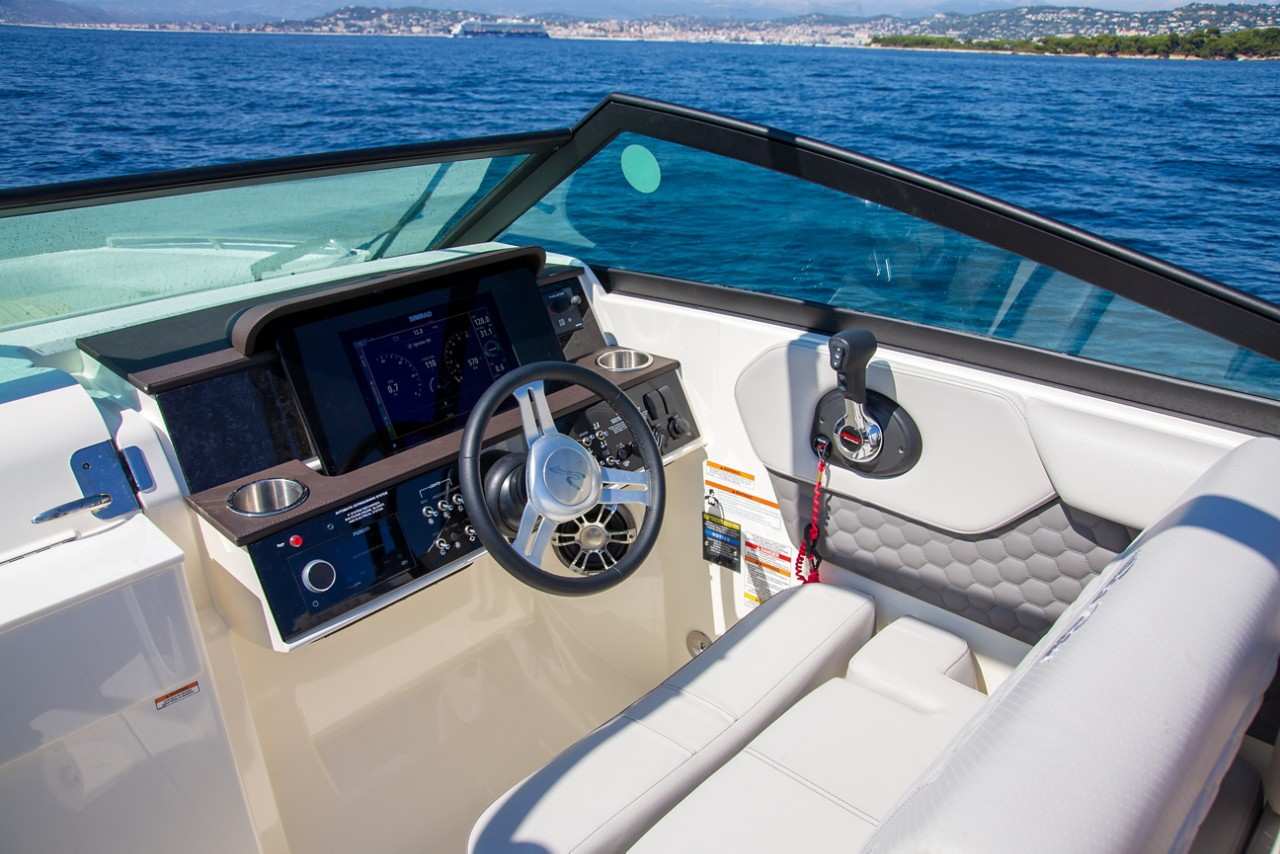 SDX 250 Outboard Europe cockpit wheel controls