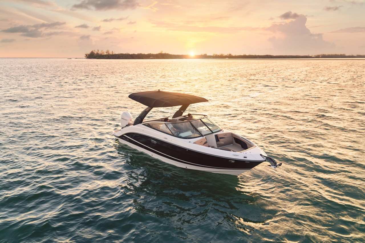 SLX 260 Outboard starboard bow