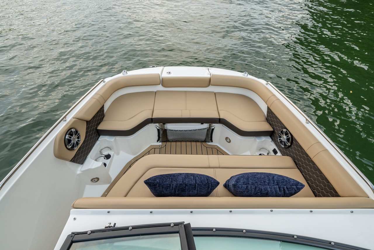 SDX 250 Outboard bow seating