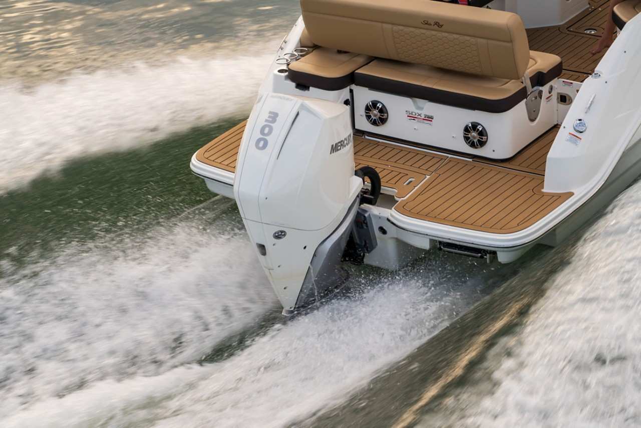 SDX 250 Outboard running starboard stern engine