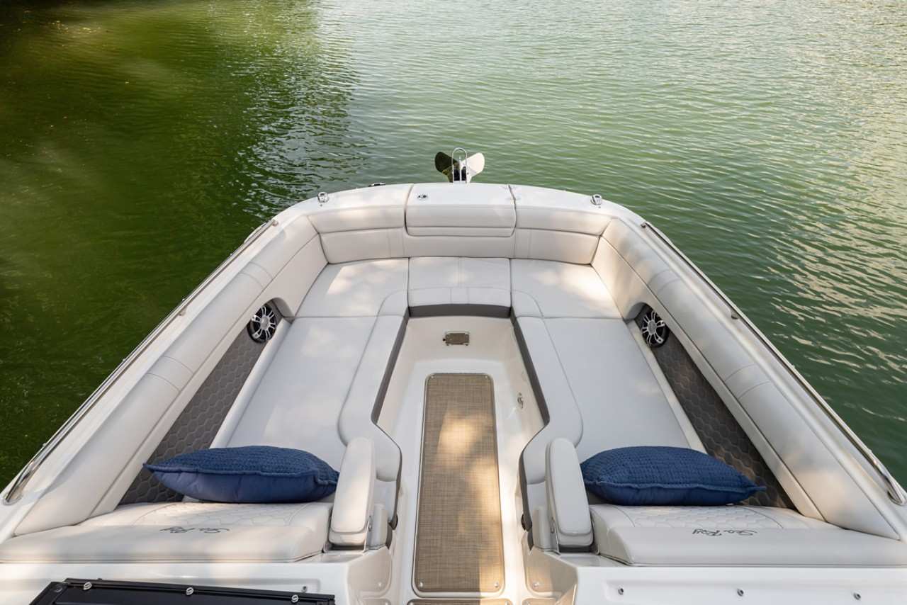 SDX 270 Outboard bow seating