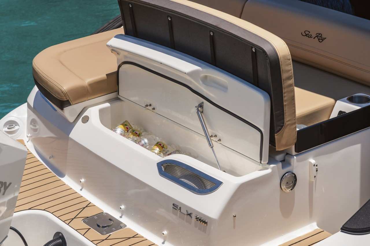 SLX 260 Outboard integrated transom cooler