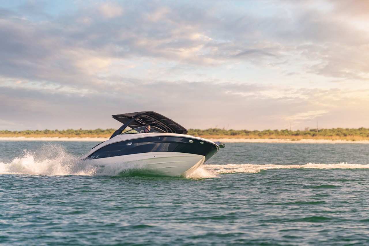 SLX 260 Outboard running starboard bow three quarter