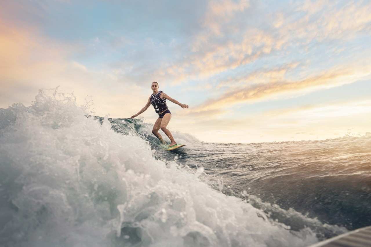 SLX 260 Surf running stern woman life jacket wakesurfing