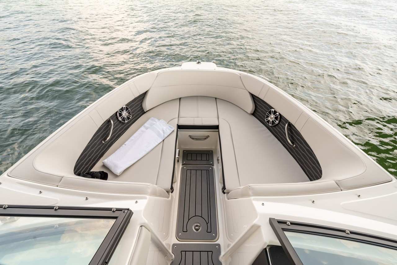 SPX 230 Outboard bow seating