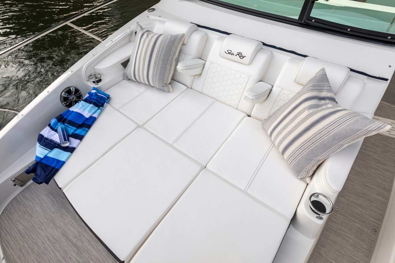 Sundancer 320 Outboard bow sunpad seating