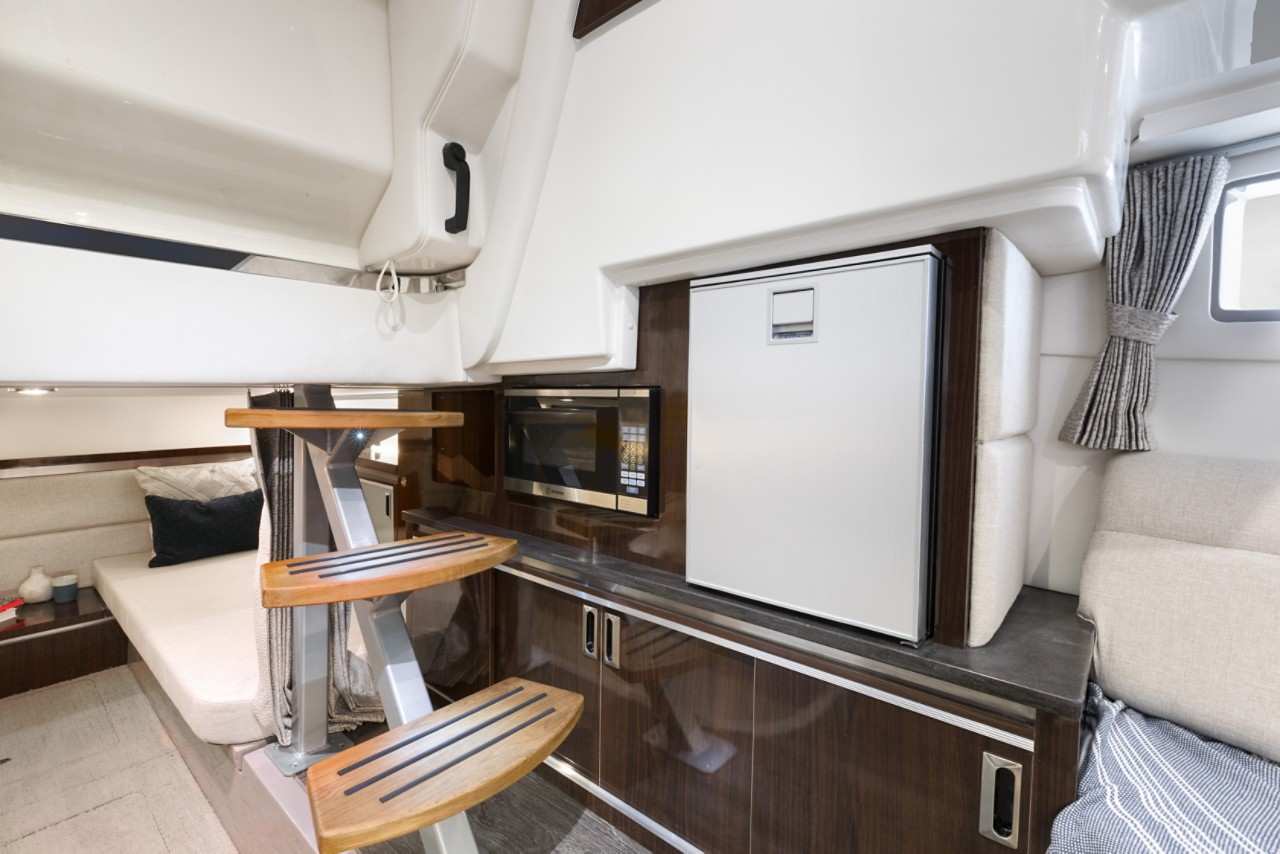Sundancer 320 Outboard cabin gallery microwave refrigerator