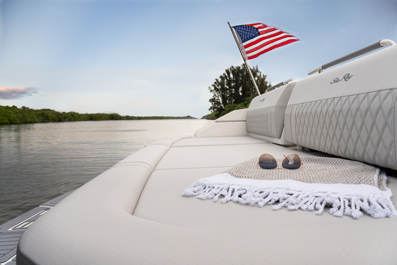 2024 SLX 400 transom sungate seating with flag
