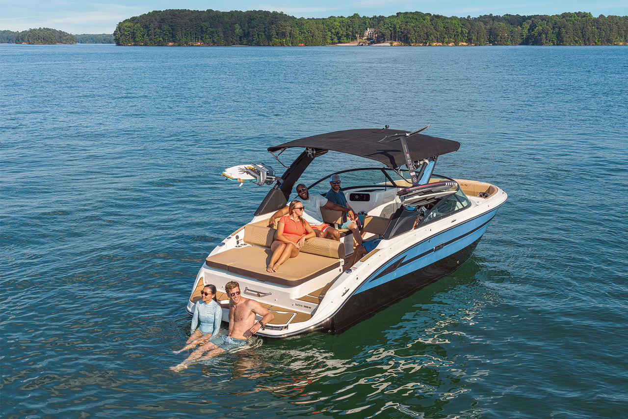 Sea Ray SDX 250 Surf starboard stern friends swim platform step
