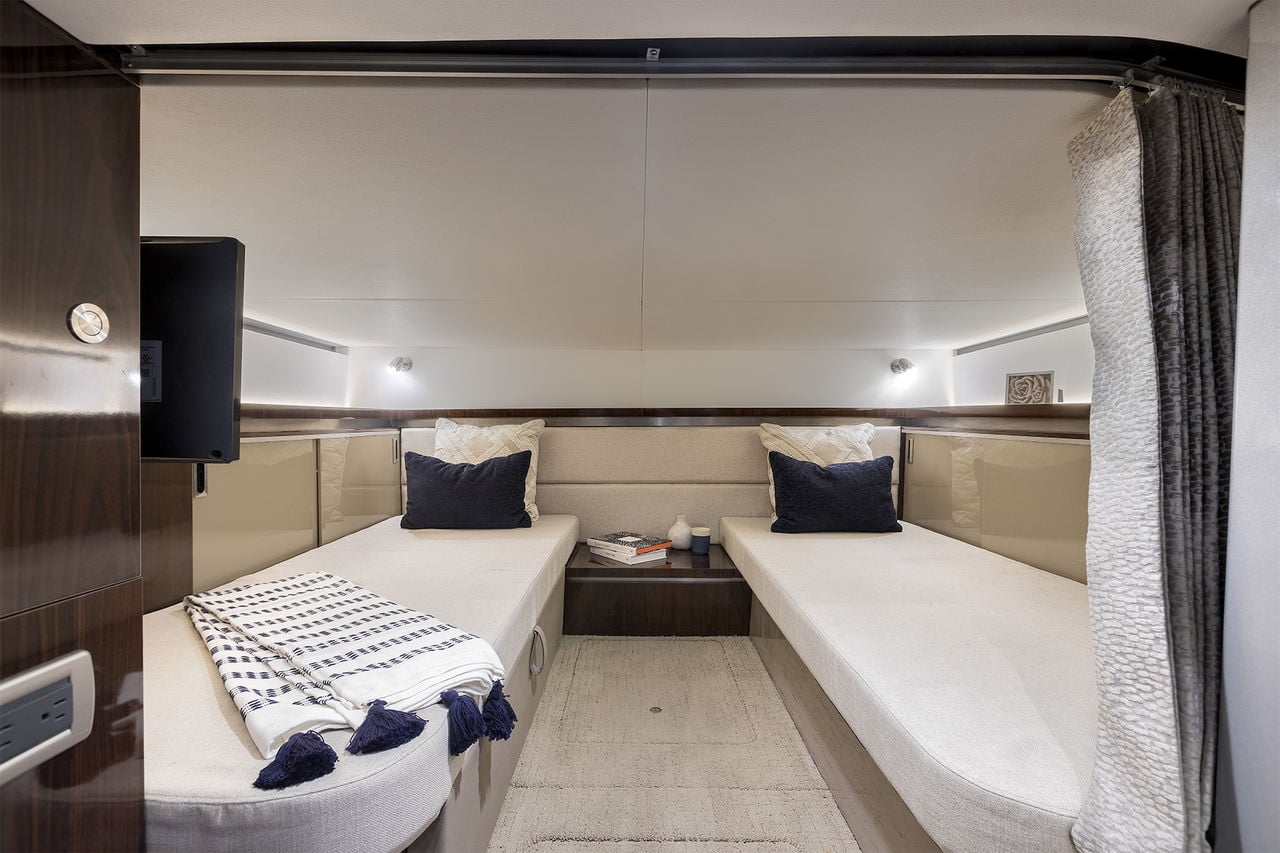 Sea Ray Sundancer 320 cabin bed
