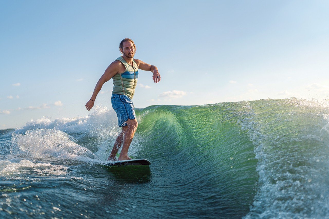 Man wakesurfing