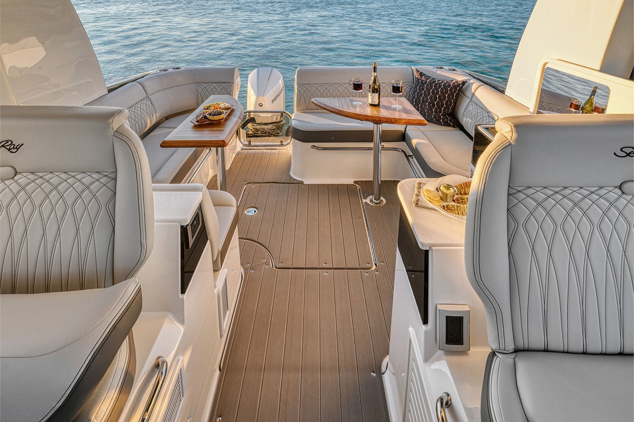 Sea Ray Sundancer 370 Outboard cockpit lounge