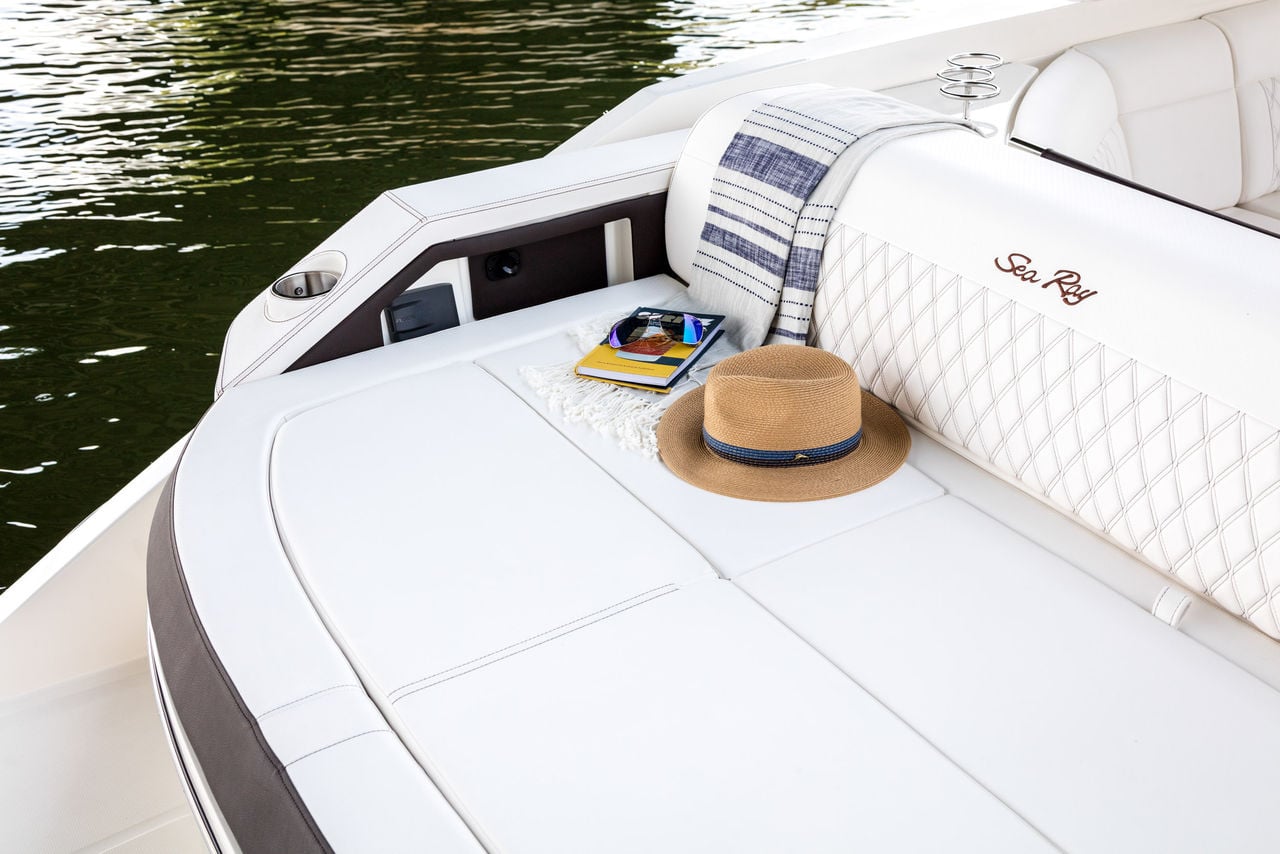 2024 SLX 310 transom sunpad