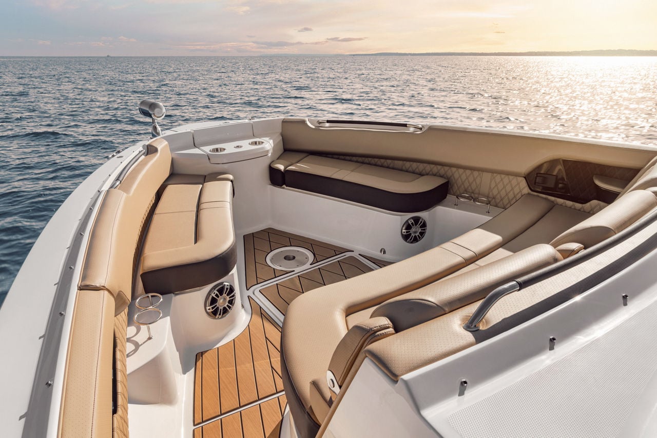 SLX 400 Outboard bow seating