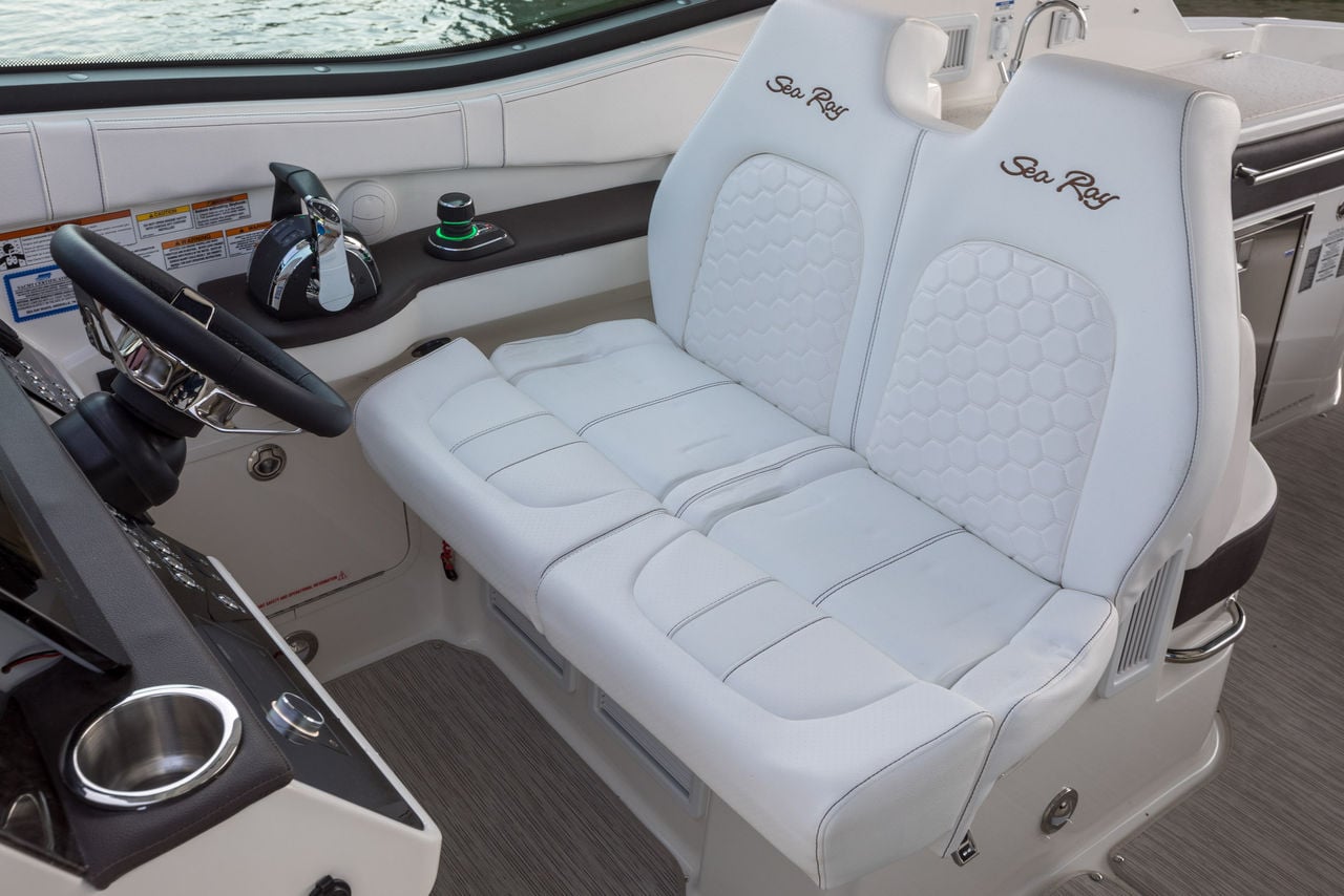 2024 Sundancer 320 Outboard dual helm seats